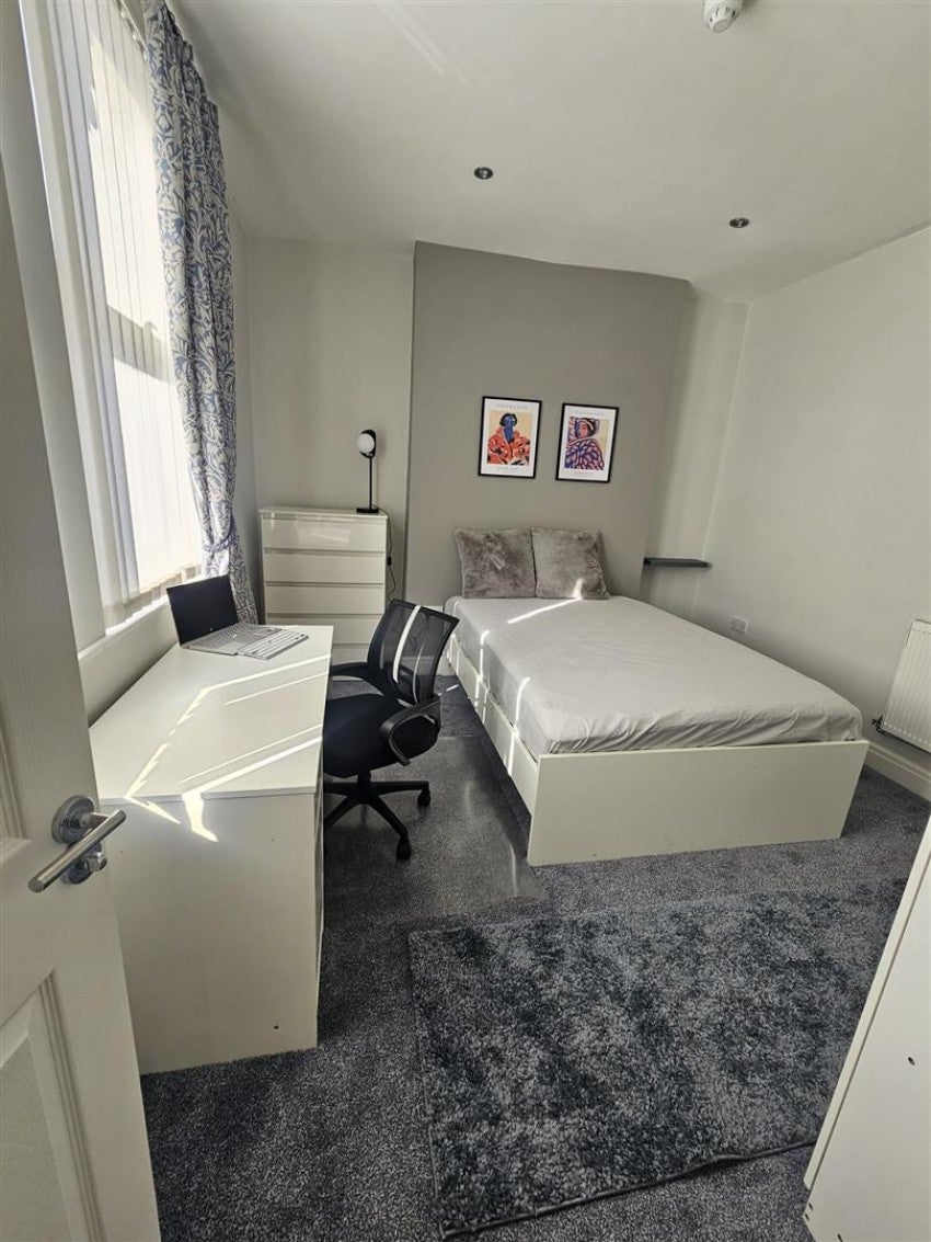 Room Hannan Road in Liverpool