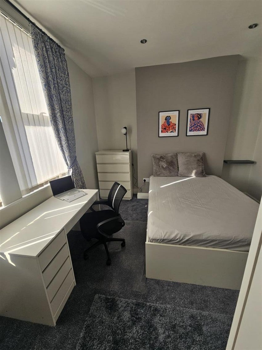 Room Hannan Road in Liverpool