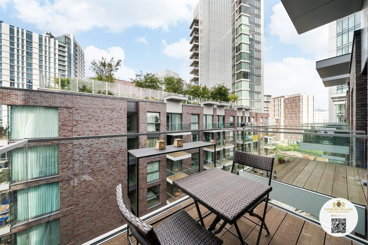Flat Piazza Walk in Greater London
