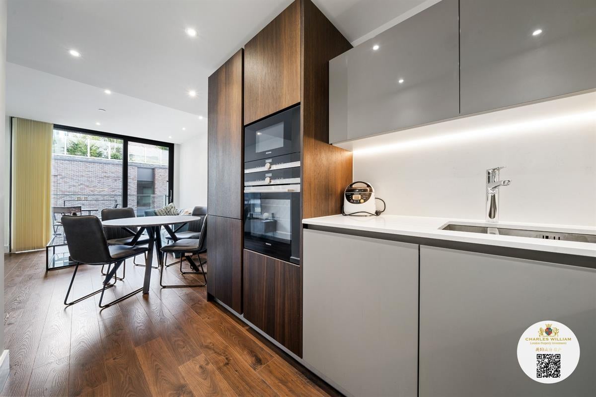 Flat Piazza Walk in Greater London
