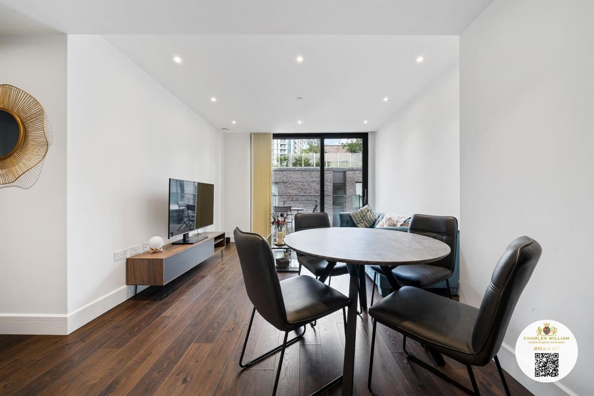 Flat Piazza Walk in Greater London