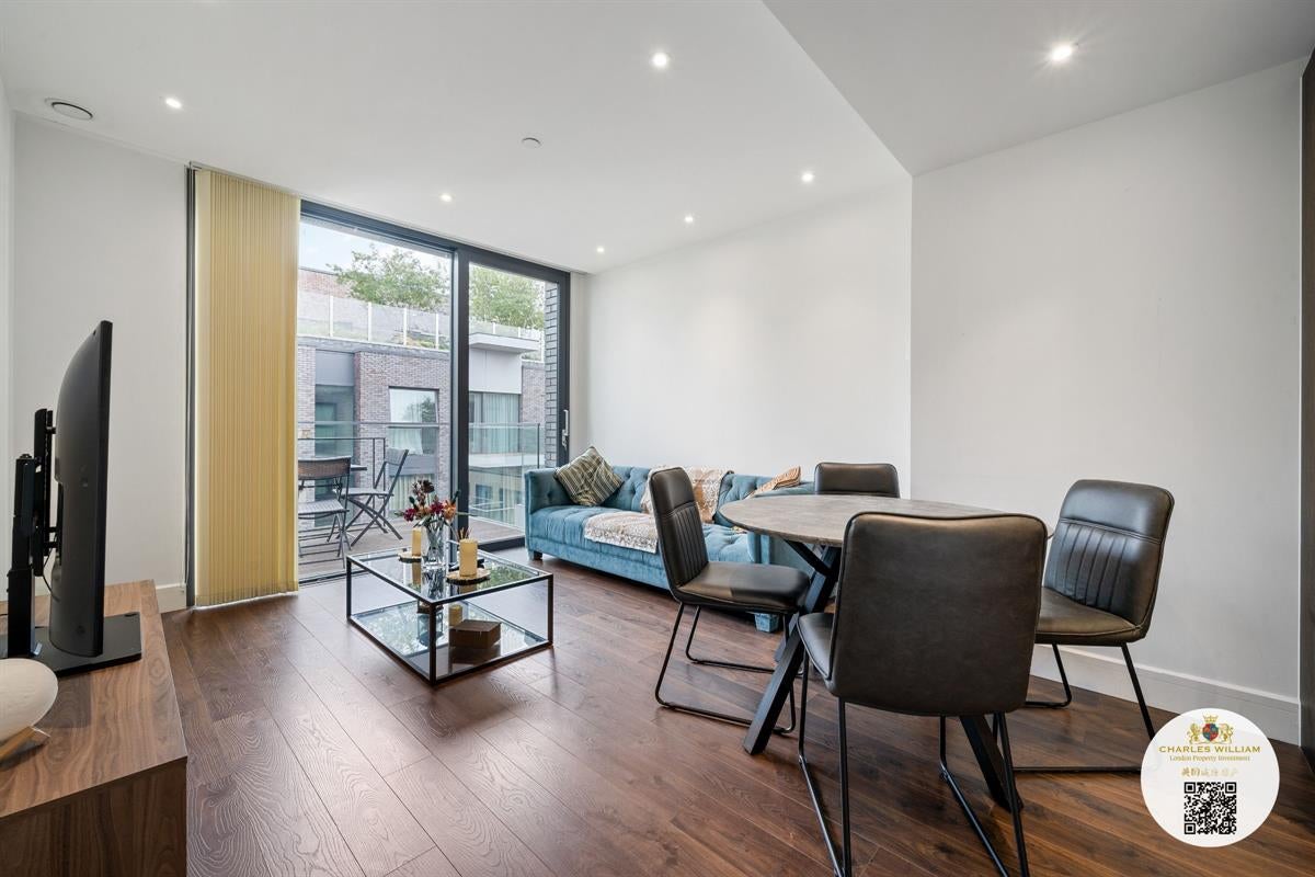 Flat Piazza Walk in Greater London
