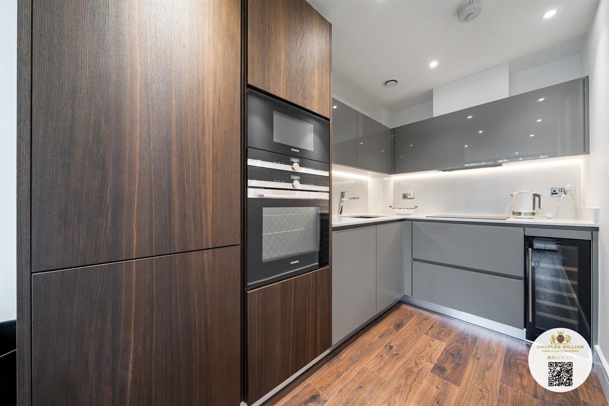 Flat Piazza Walk in Greater London