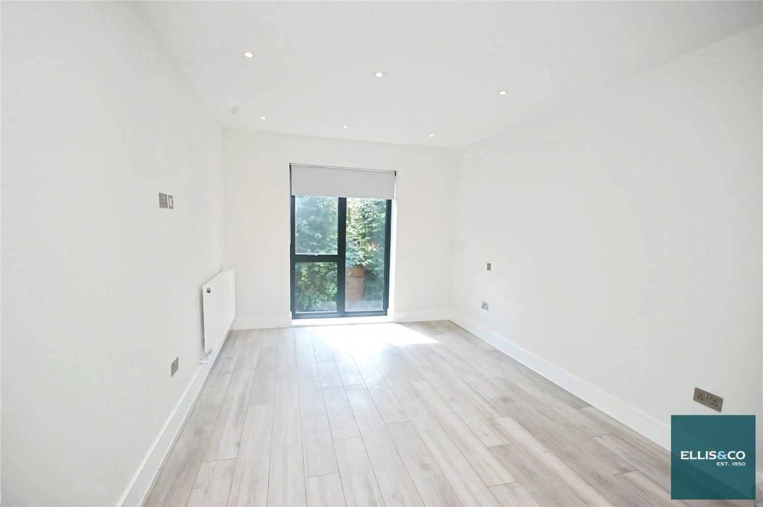 Flat Woodside Park Road in Greater London