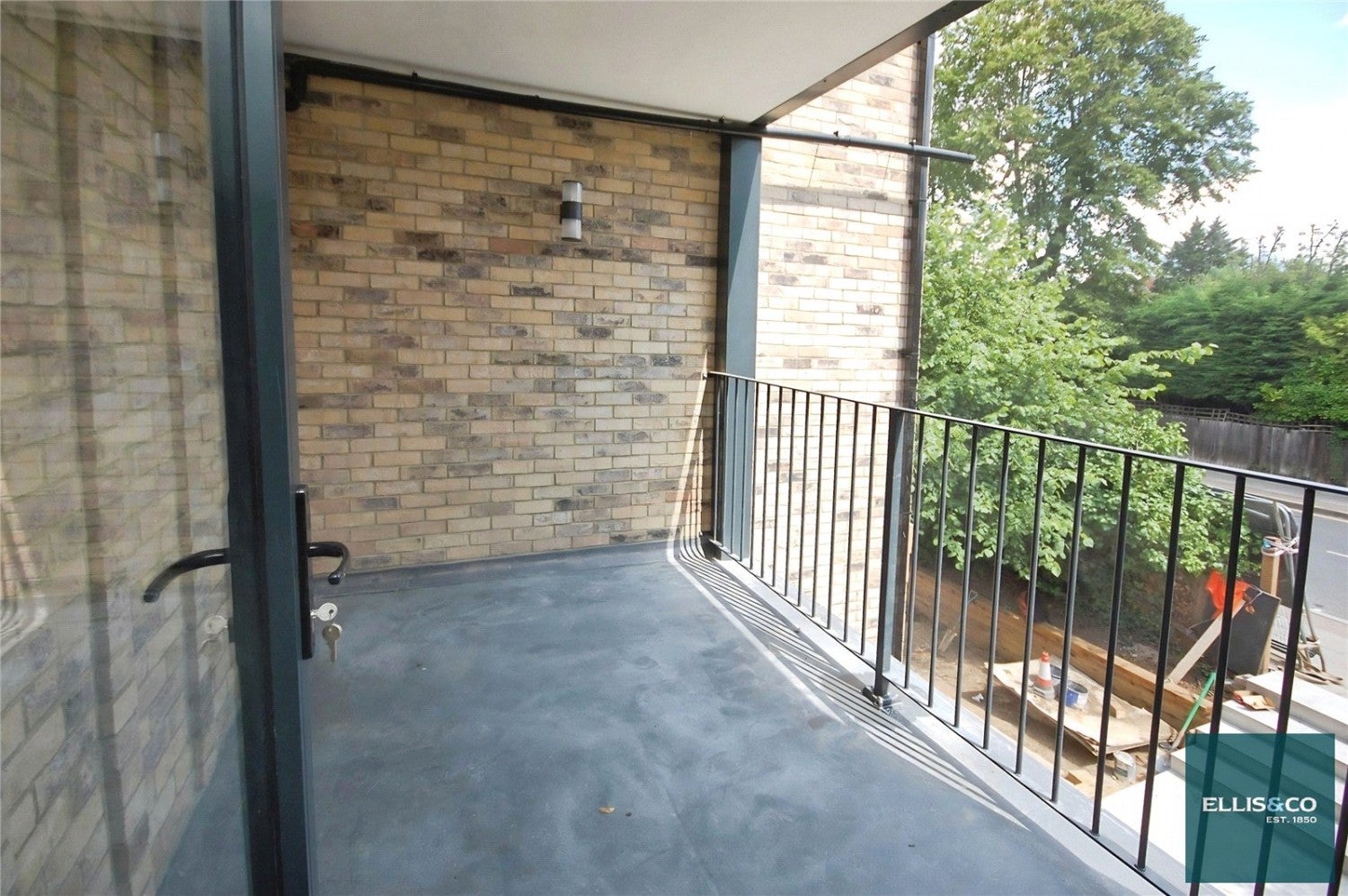 Flat Woodside Park Road in Greater London