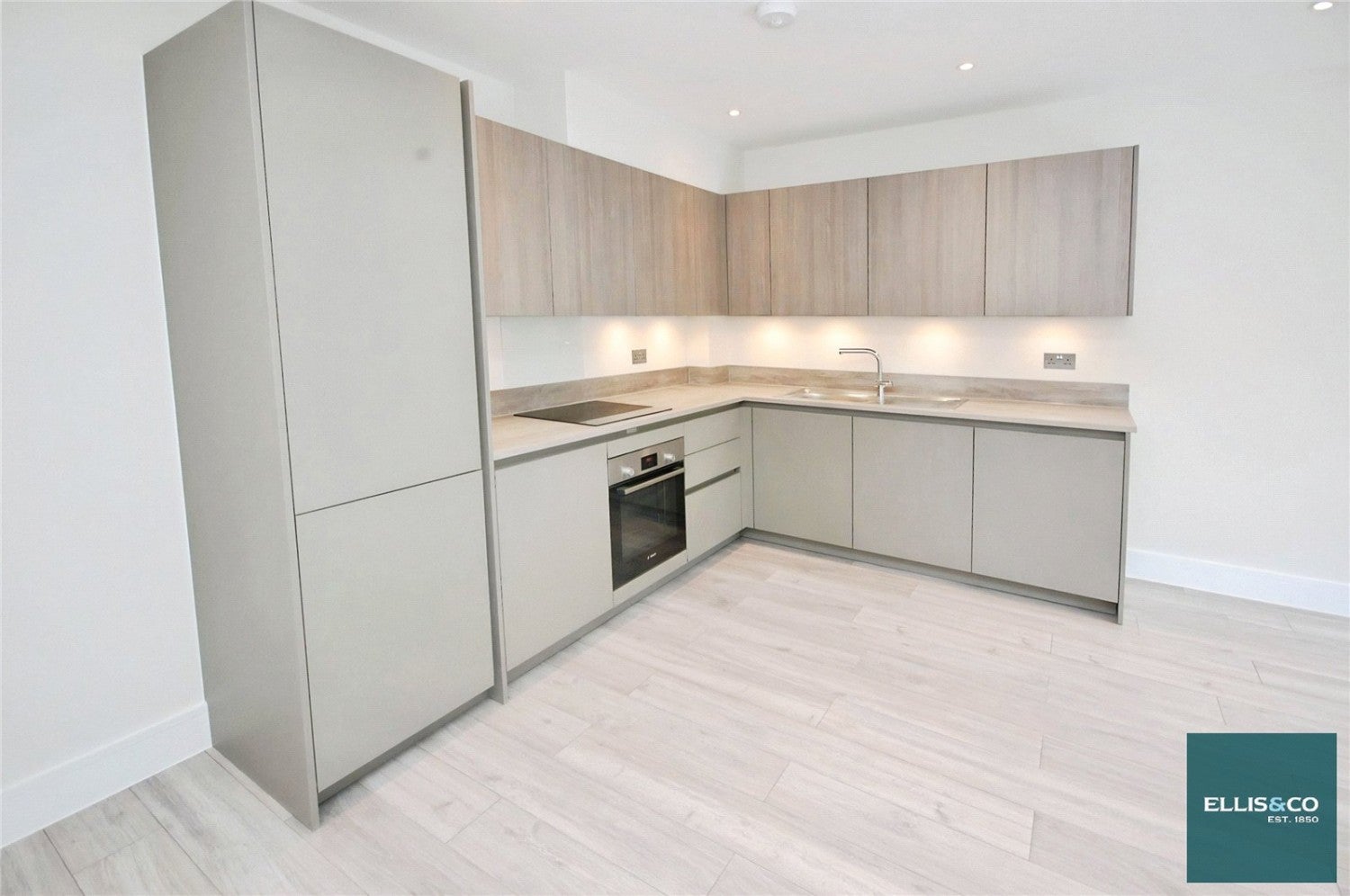 Flat Woodside Park Road in Greater London