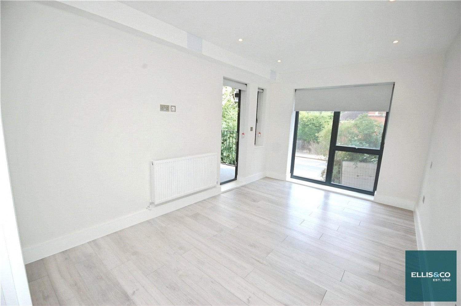 Flat Woodside Park Road in Greater London