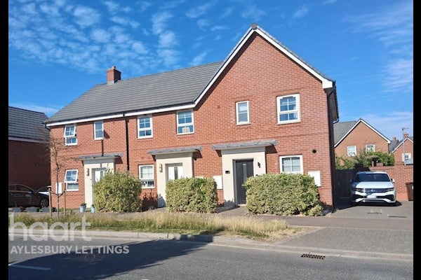 House Armstrongs Fields in Bierton with Broughton