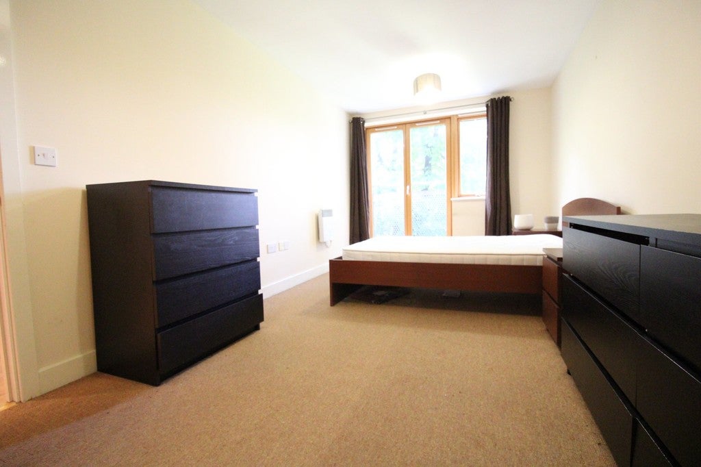 Flat Meath Crescent in Greater London