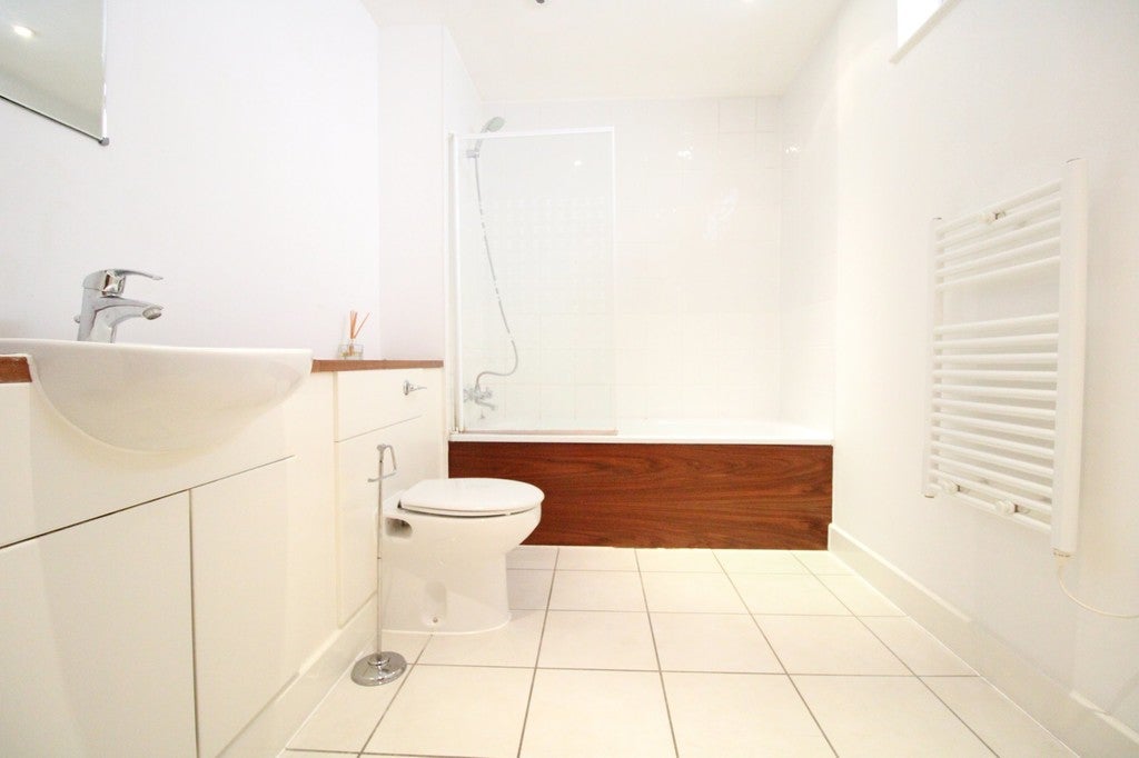 Flat Meath Crescent in Greater London