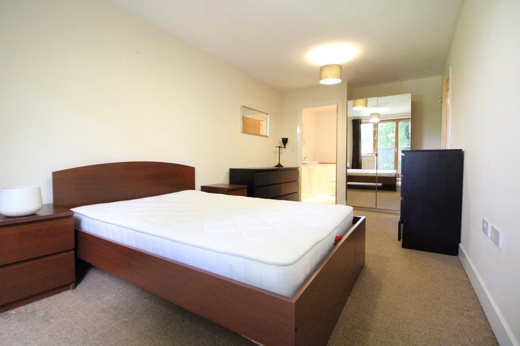 Flat Meath Crescent in Greater London