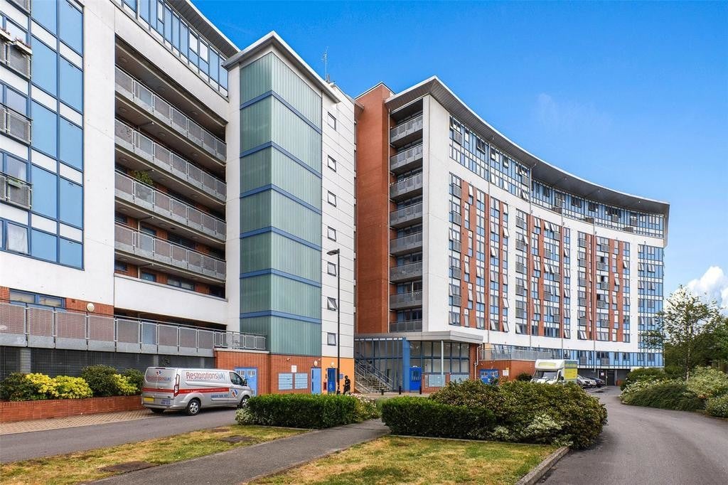 Flat Meath Crescent in Greater London
