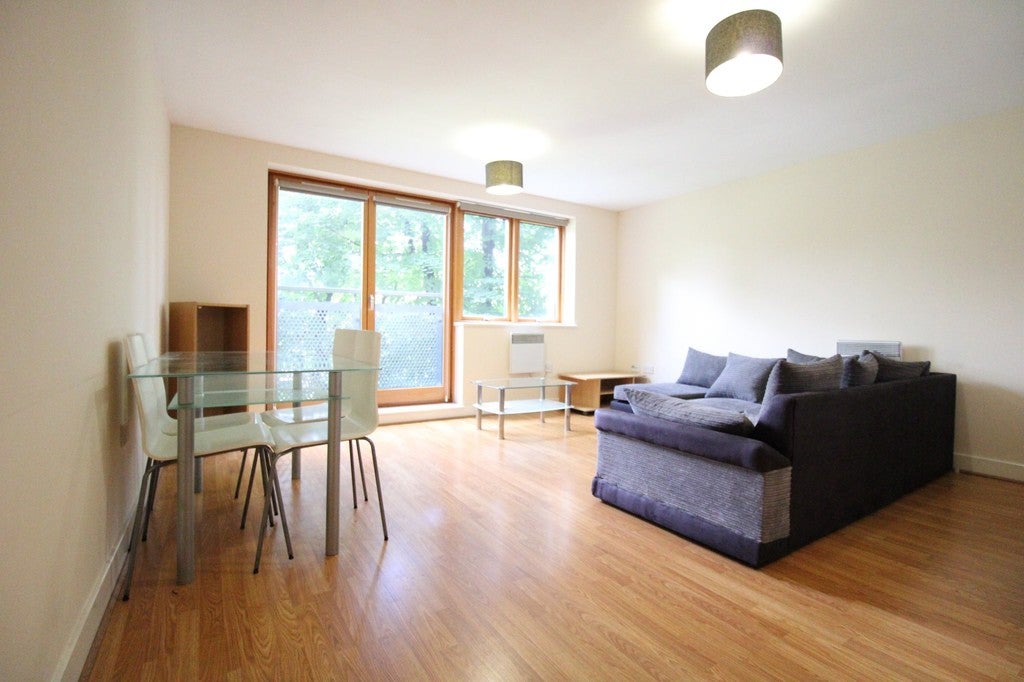 Flat Meath Crescent in Greater London