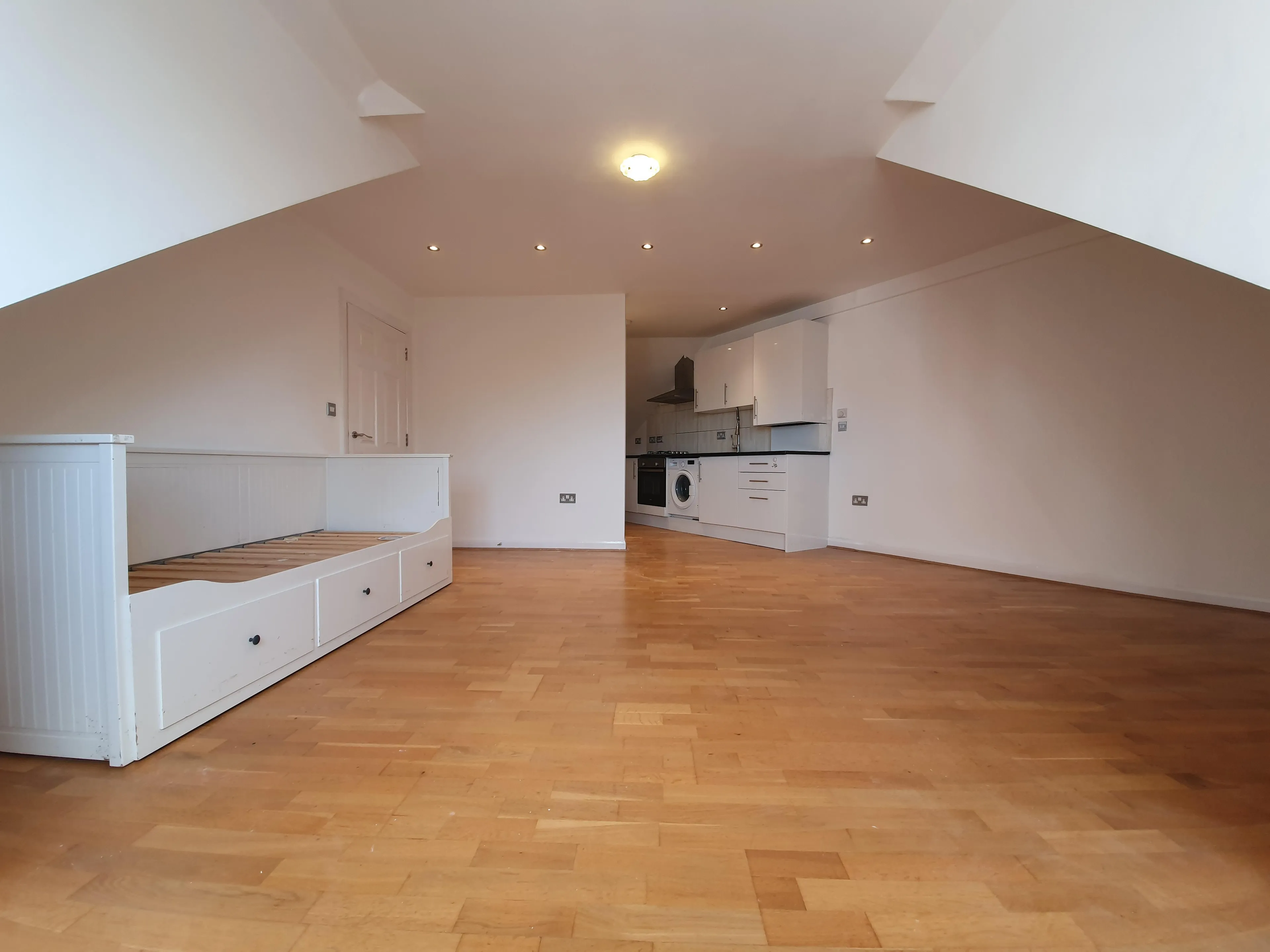 Flat Eastcote Lane in Greater London