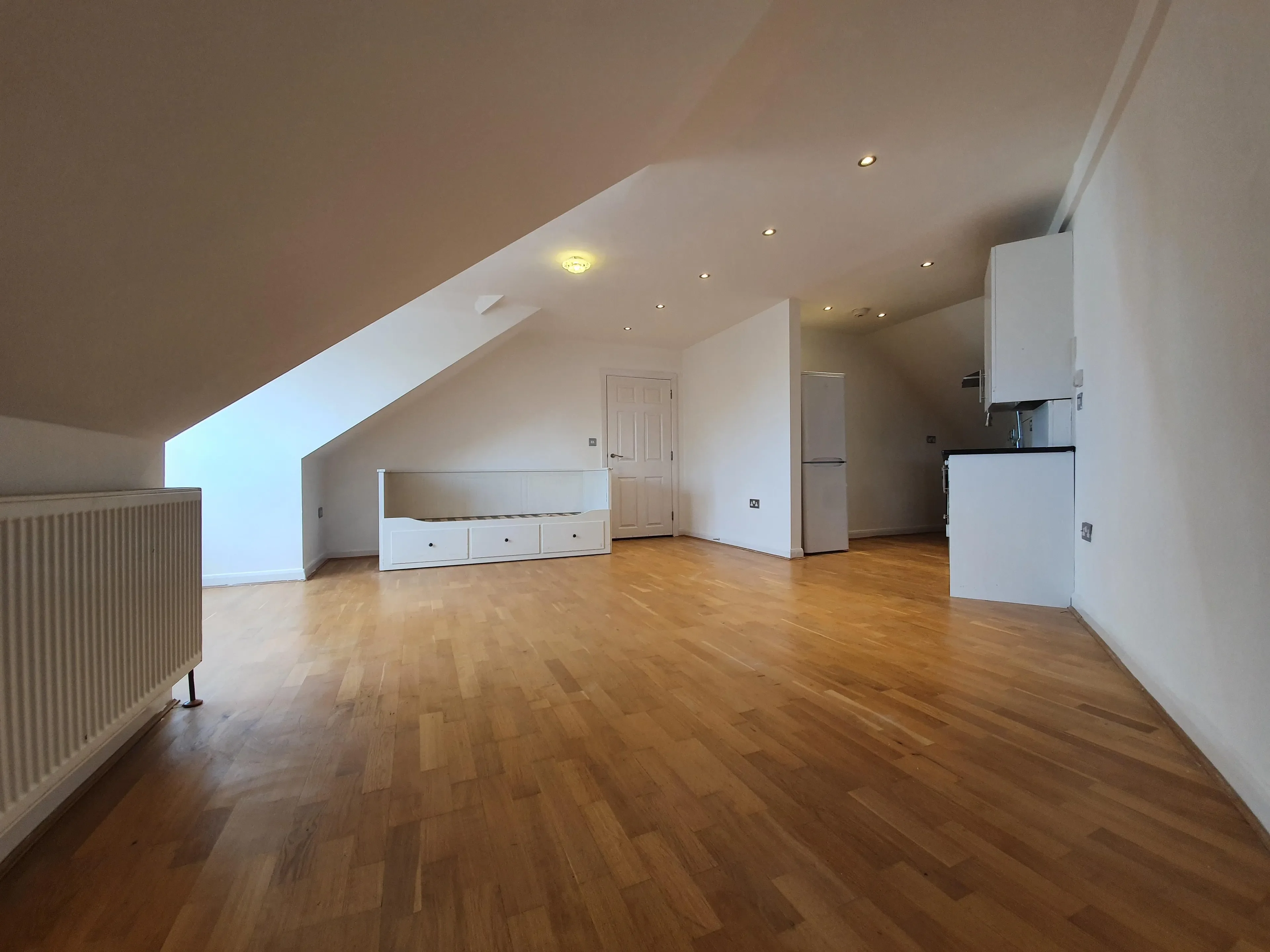 Flat Eastcote Lane in Greater London