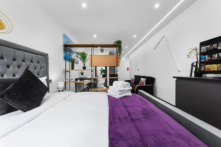 Flat Armitage Road in Greater London