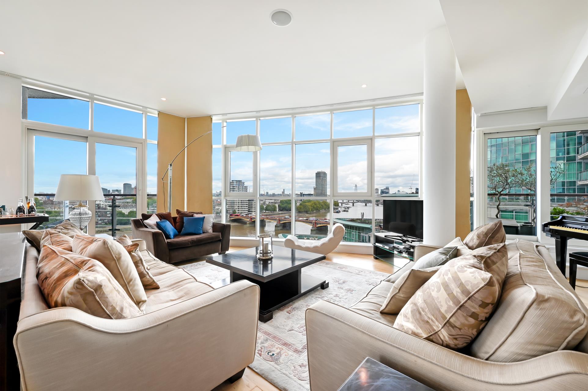 Flat Nine Elms Lane in Greater London