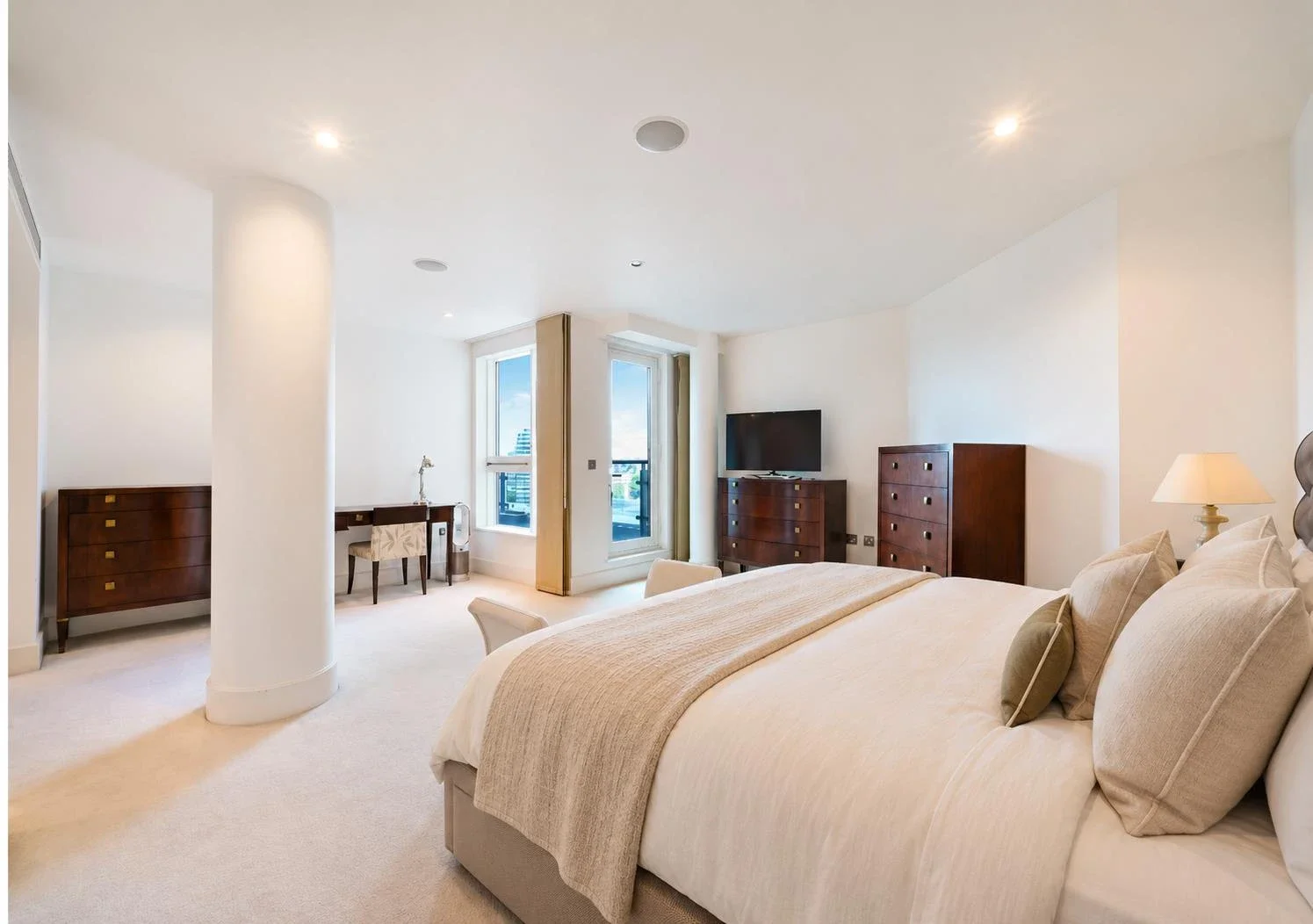 Flat Nine Elms Lane in Greater London