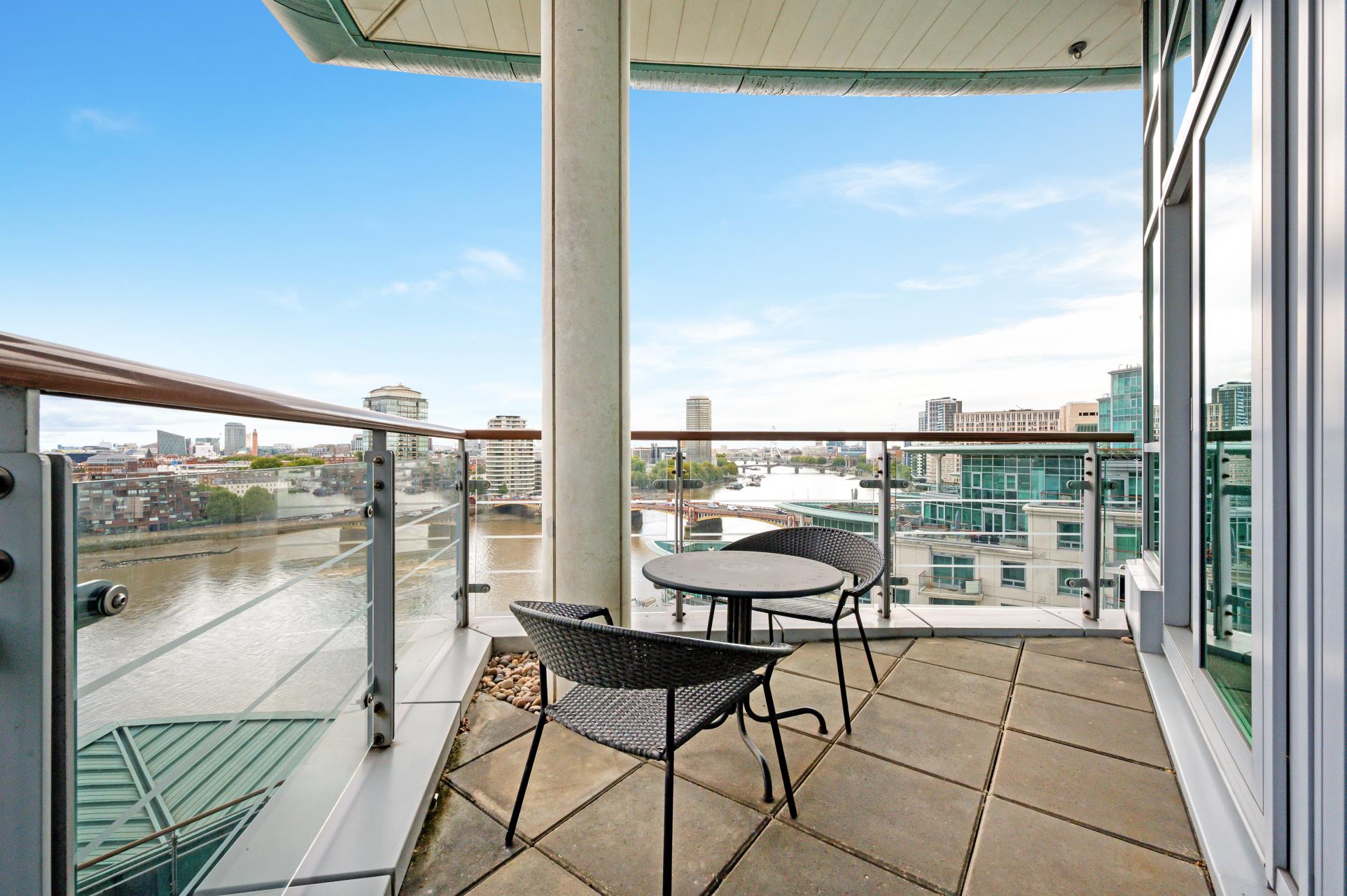 Flat Nine Elms Lane in Greater London