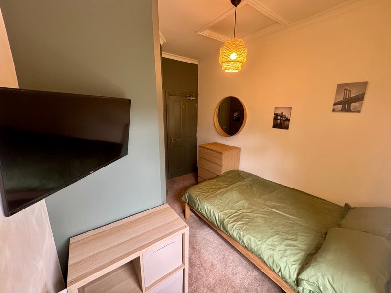Room Wilfred Place in Stoke-on-Trent