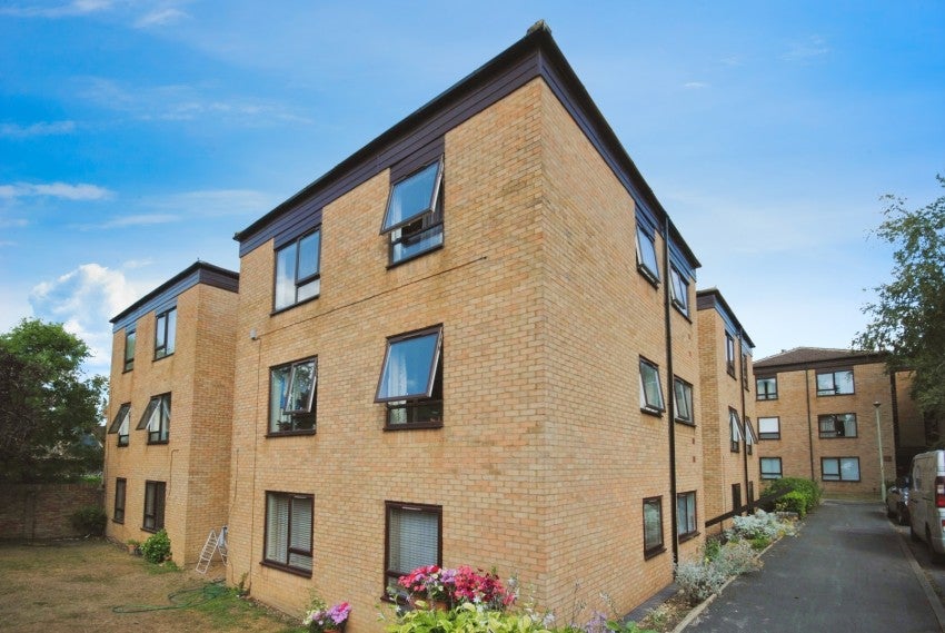 Flat Grandfield Avenue in Watford