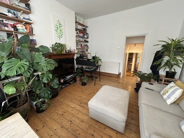 Flat Halesworth Road in Greater London