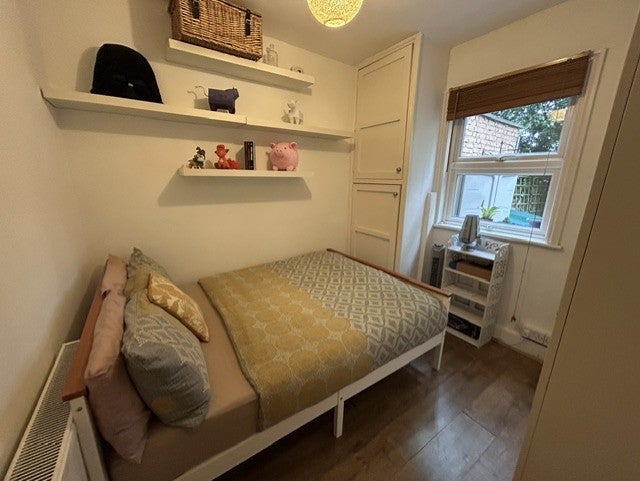 Flat Halesworth Road in Greater London