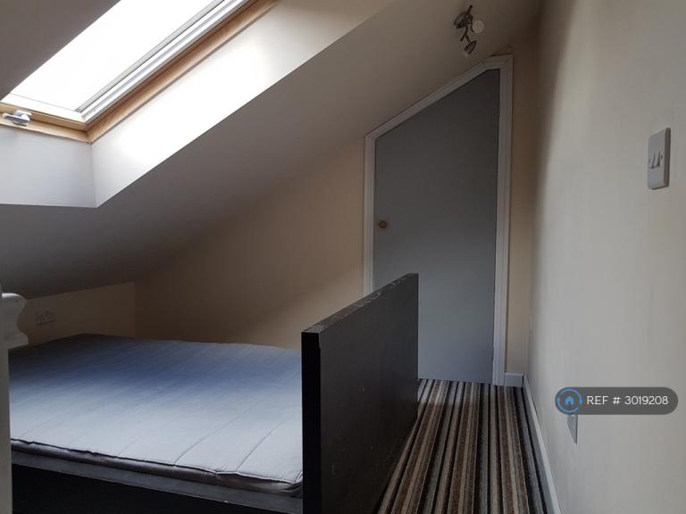 Room Bryansons Close in Bristol
