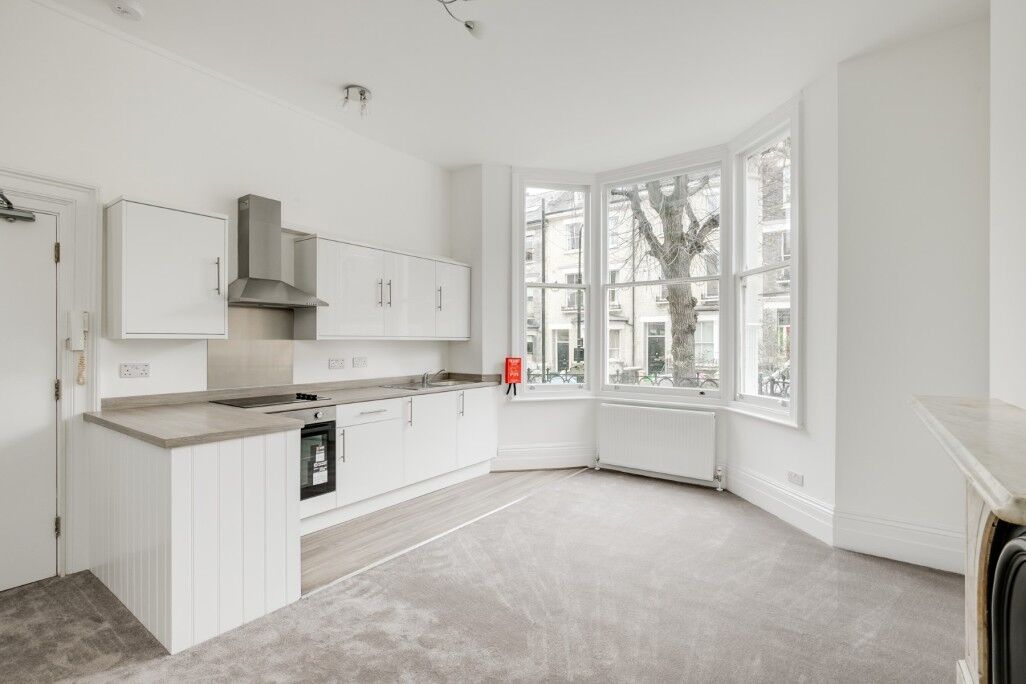 Flat Ainger Road in Greater London