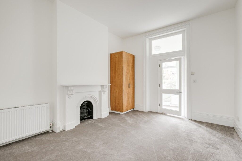 Flat Ainger Road in Greater London