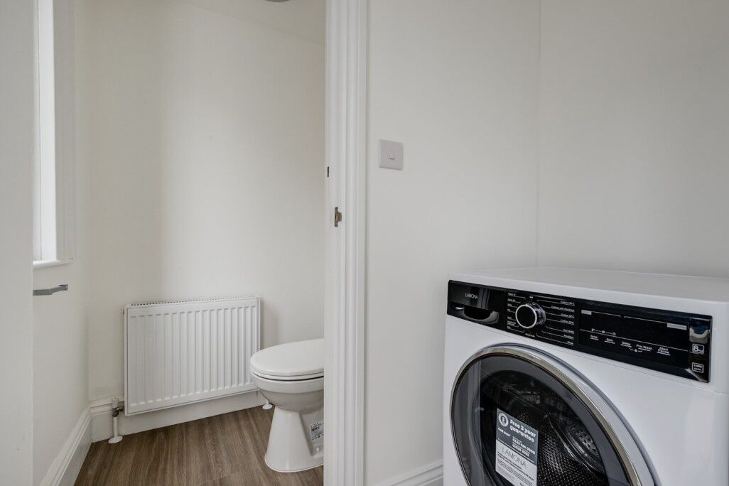 Flat Ainger Road in Greater London