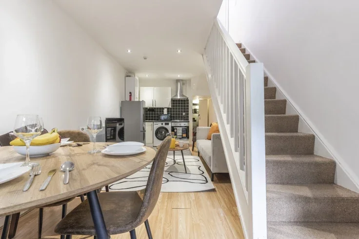 Flat Barrett's Grove in Greater London