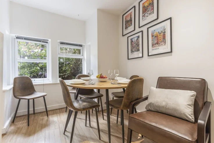 Flat Barrett's Grove in Greater London