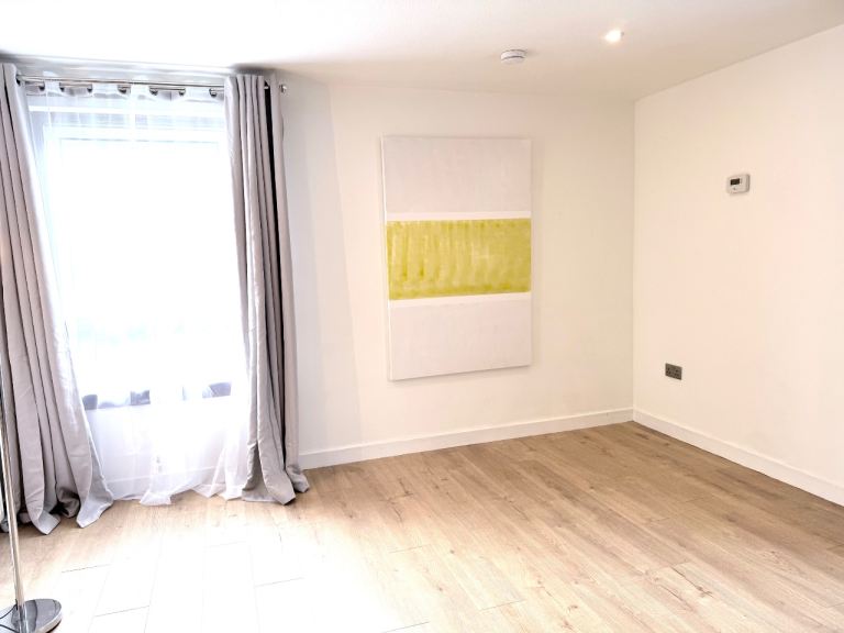 Flat Kingsknowe Court in City of Edinburgh