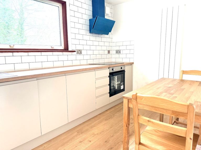 Flat Kingsknowe Court in City of Edinburgh
