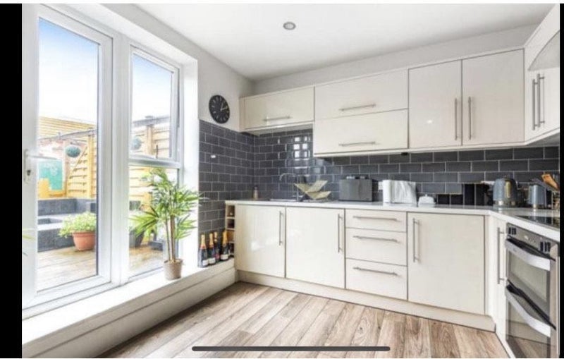 Room High Street in Greater London