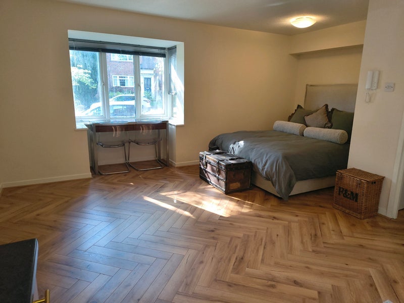 Flat Ashbourne Road in Greater London