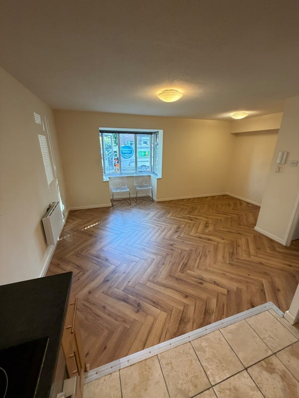 Flat Ashbourne Road in Greater London