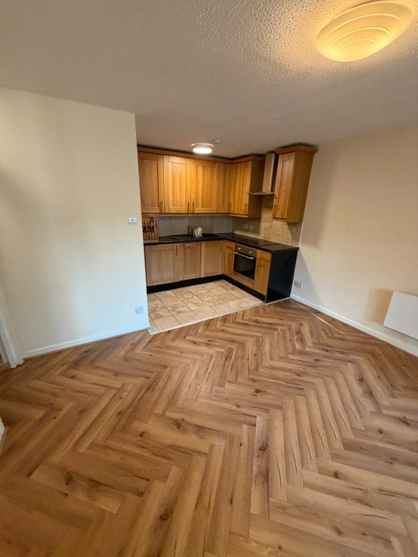 Flat Ashbourne Road in Greater London