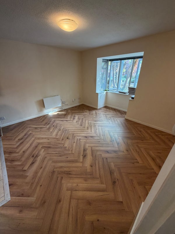 Flat Ashbourne Road in Greater London