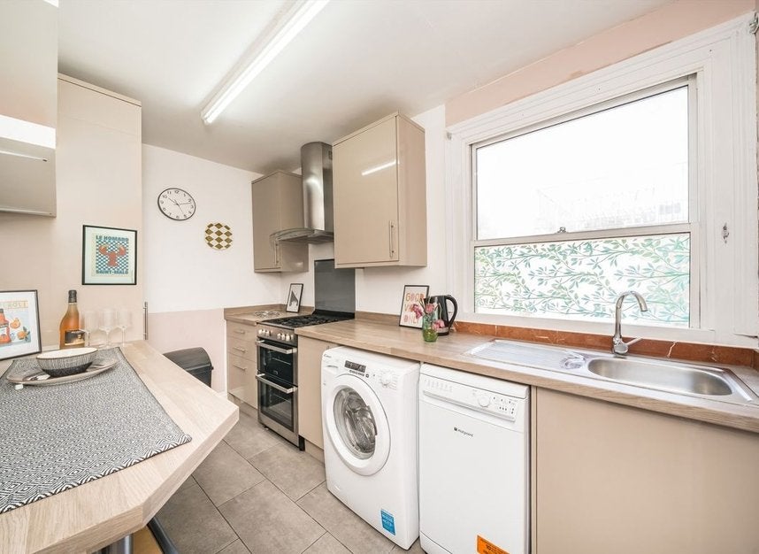 Flat Morrish Road in Greater London