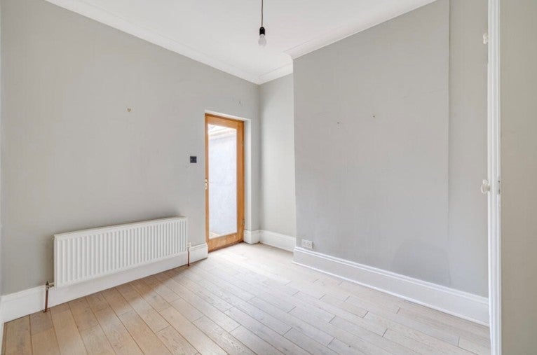 Flat Bronsart Road in Greater London
