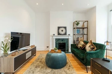 Flat Hestercombe Avenue in Greater London