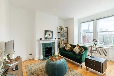 Flat Hestercombe Avenue in Greater London