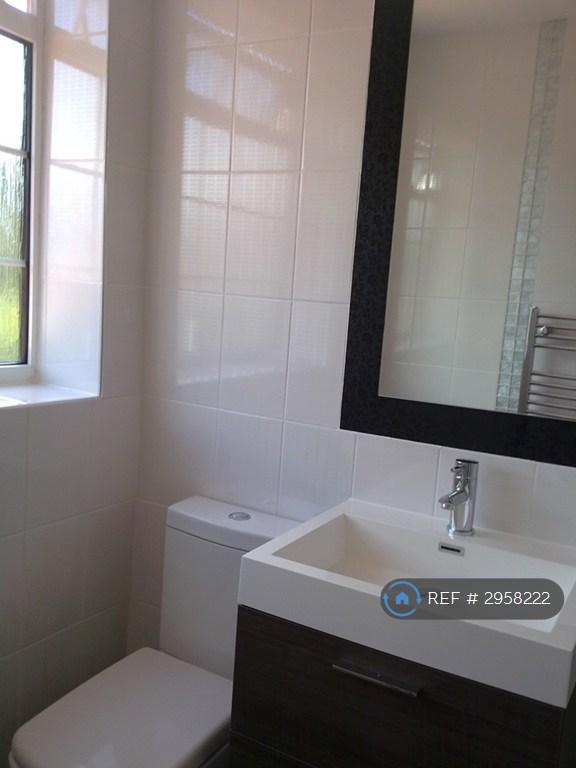 Room Lynwood Avenue in Borough of Runnymede