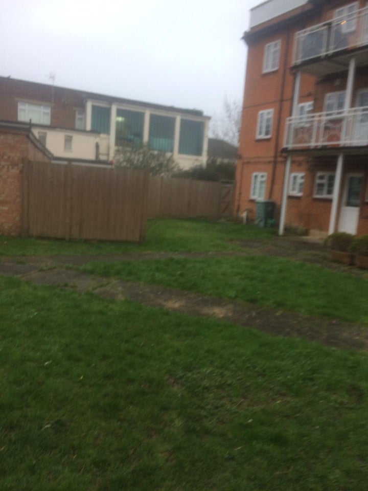 Flat Hale Lane in Greater London