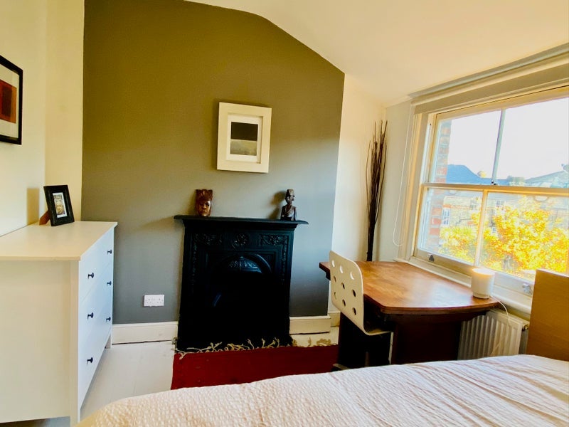 Room Felix Avenue in Greater London