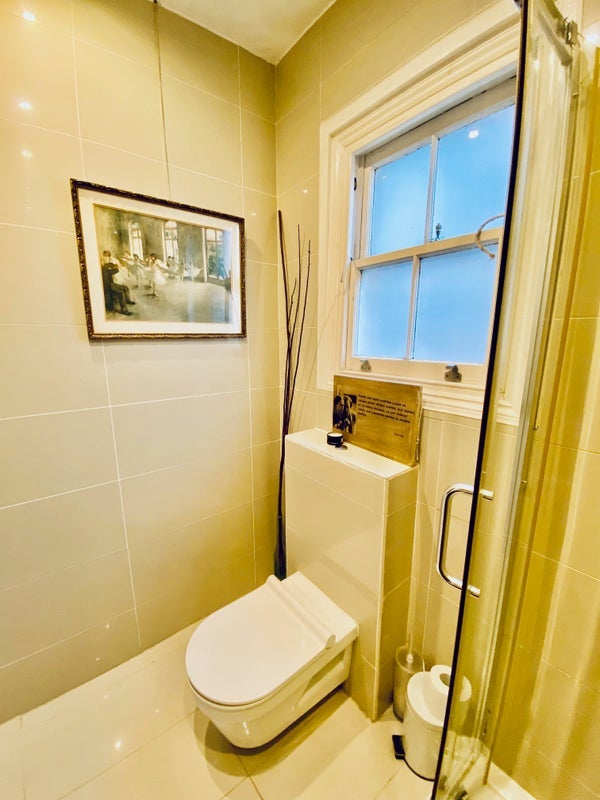 Room Felix Avenue in Greater London