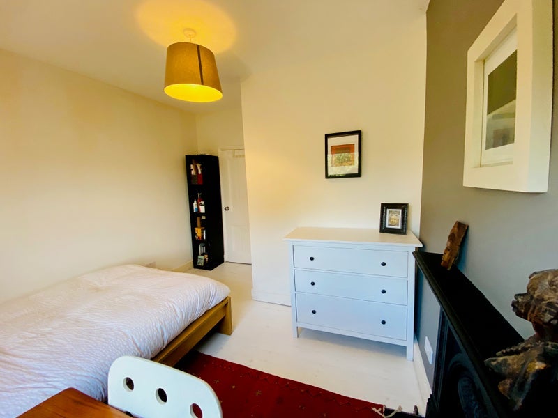 Room Felix Avenue in Greater London