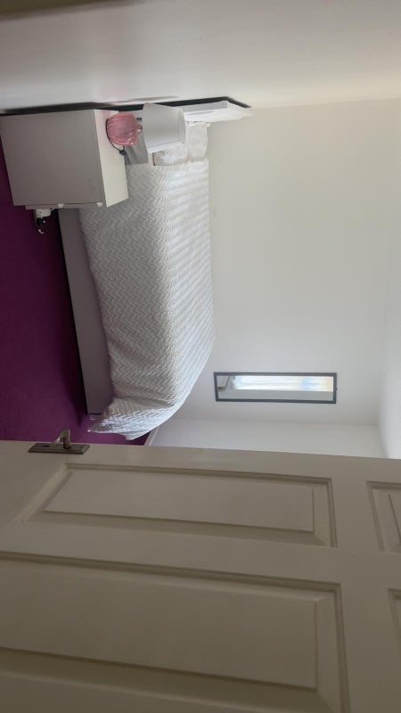 Room Sullivan Drive in Crawley